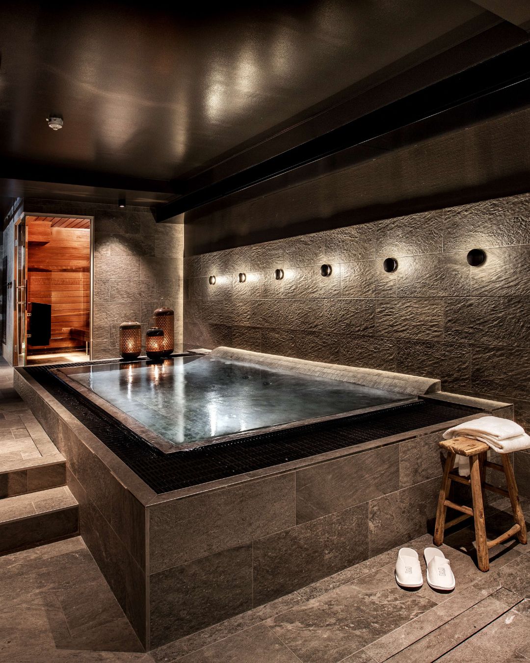 Đầu tư xây dựng bể bơi trong nhà: Sự sang trọng được chứng minh bằng nhiều lợi thế